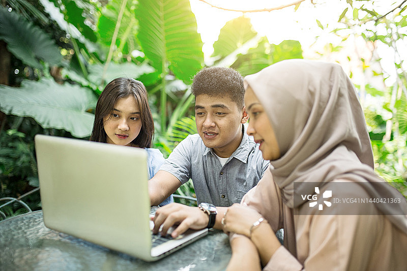 年轻人参加工作会议图片素材