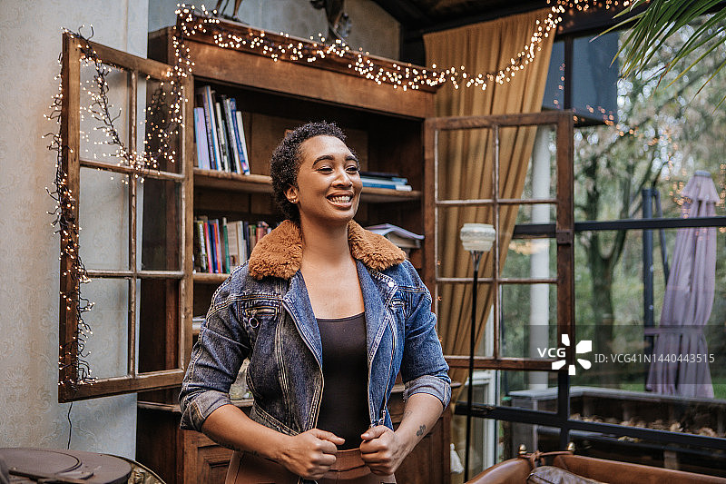 非典型咖啡馆里美丽的黑人女性生活照图片素材
