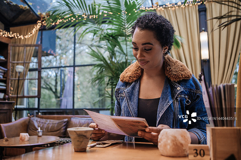 非典型咖啡馆里美丽的黑人女性生活照图片素材