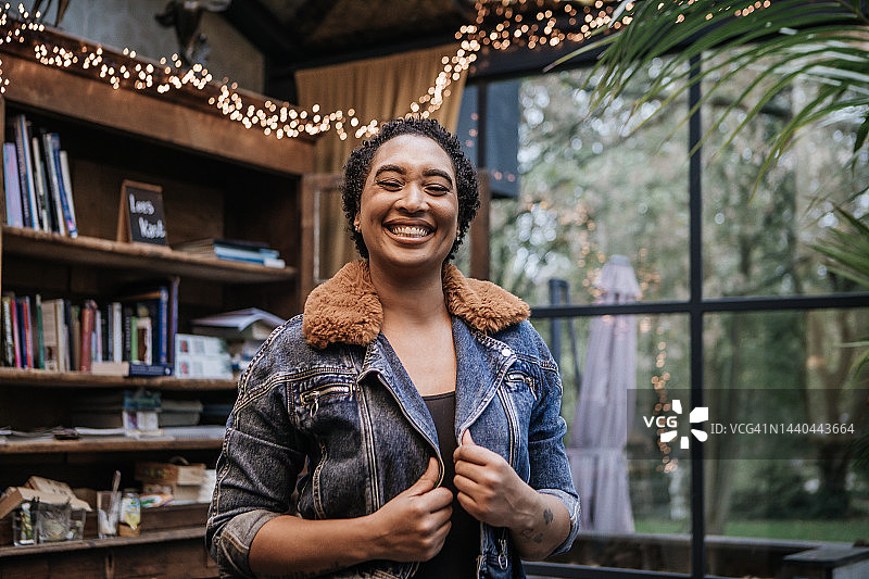 非典型咖啡馆里美丽的黑人女性生活照图片素材