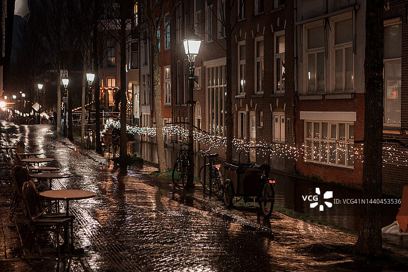 傍晚荷兰代尔夫特城市街道和灯光图片素材