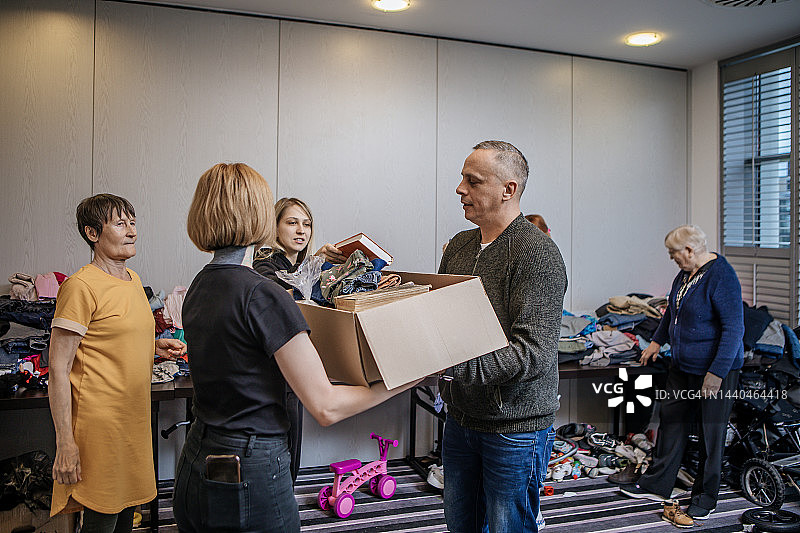 在难民中心做志愿者的社区护理员图片素材