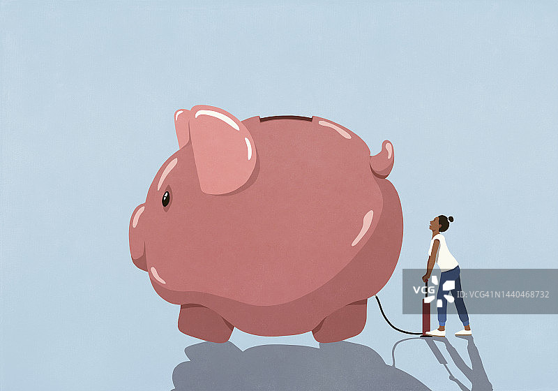 女人用轮胎泵给小猪存钱罐充气图片素材
