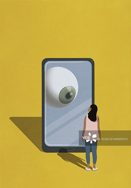 智能手机上的大眼球注视着女人图片素材