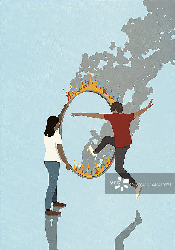 男人跳过火圈图片素材