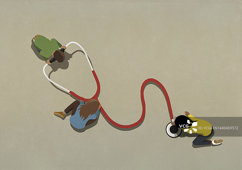 人们观看大型听诊器俯视图图片素材