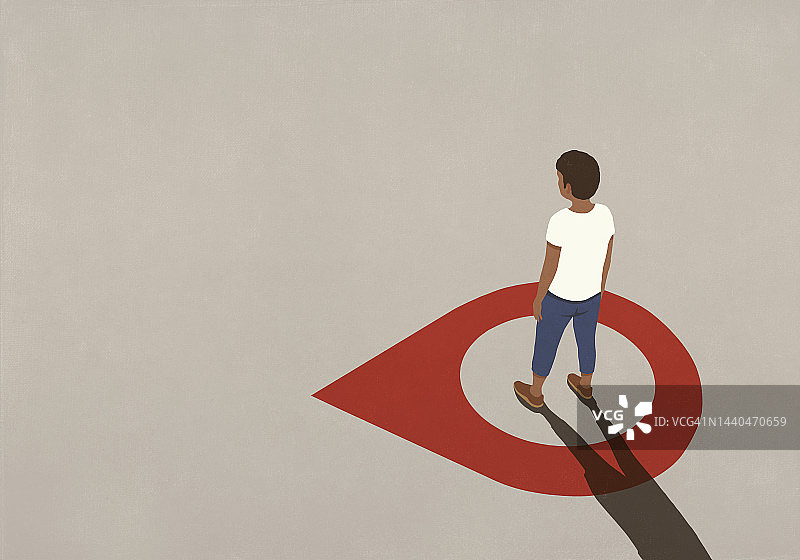 男人站在地图标记图标的中心图片素材