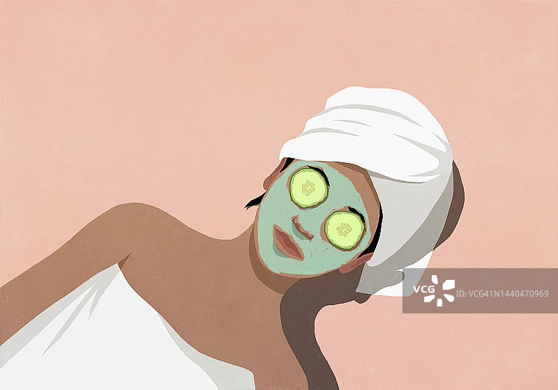 女子享受黄瓜面部护理放松身心图片素材