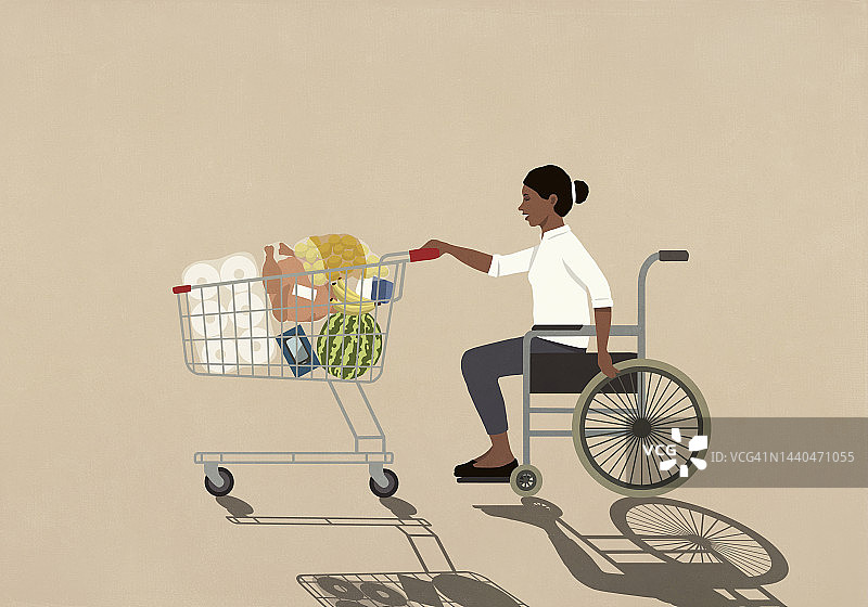 坐在轮椅上的女人在购物车里推着杂货图片素材