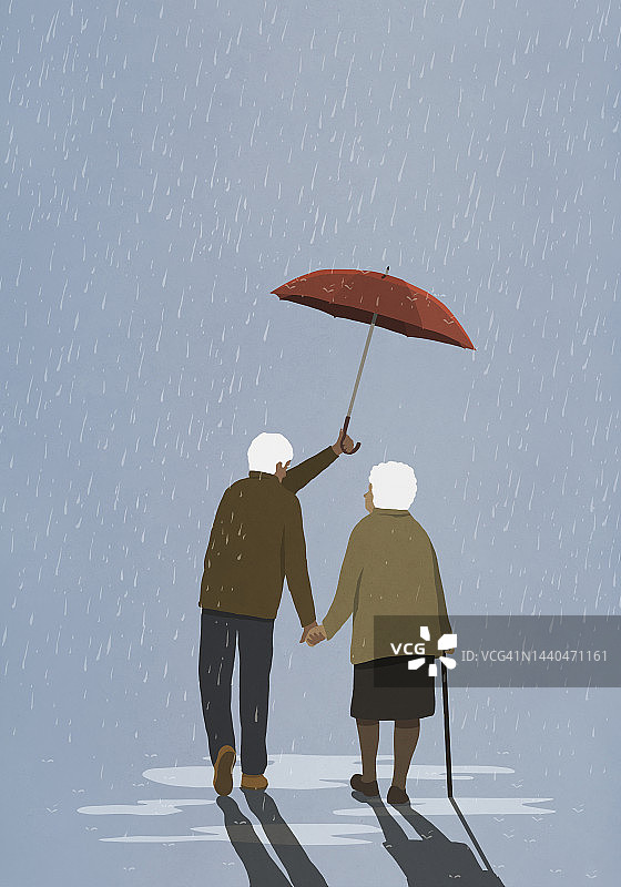 在雨中为妻子撑伞的年长丈夫图片素材