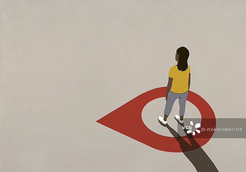 站在地图图钉图标中心的女人图片素材