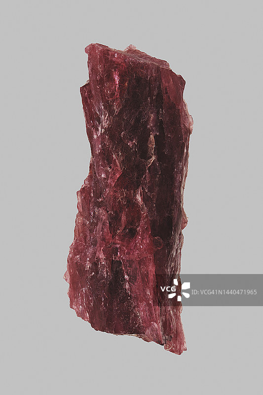 红色马达加斯加碧玺灰色背景特写图片素材