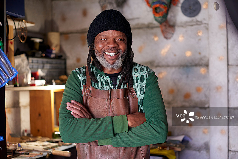 铁匠在作坊里快乐地工作图片素材