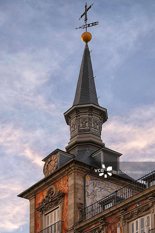 马德里马约尔广场钟楼的低角度视图图片素材