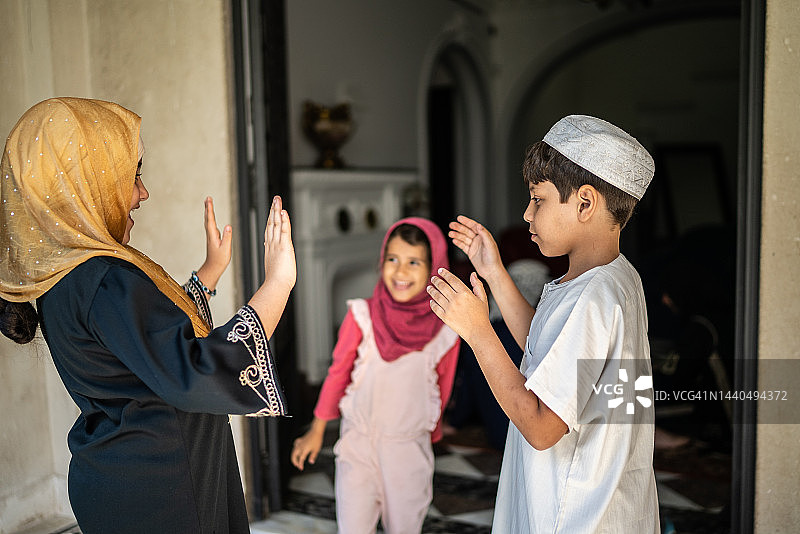 孩子们在家玩耍图片素材