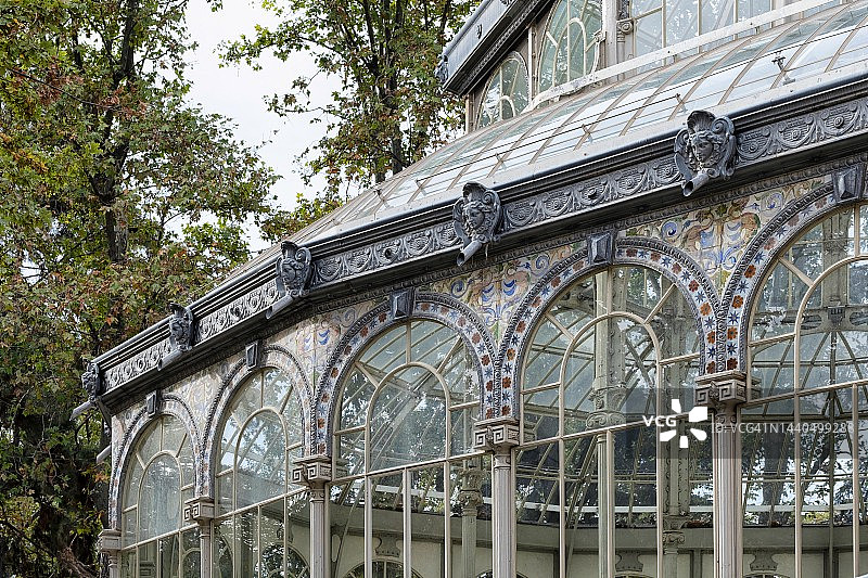 雷蒂罗公园水晶宫的玻璃和铁框架特写图片素材