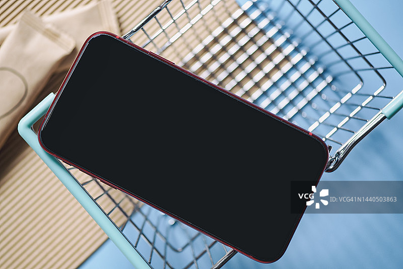 小型空购物车和手机图片素材