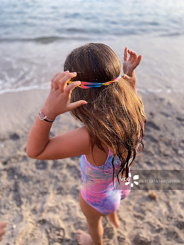 在海滩上戴游泳镜的女孩图片素材