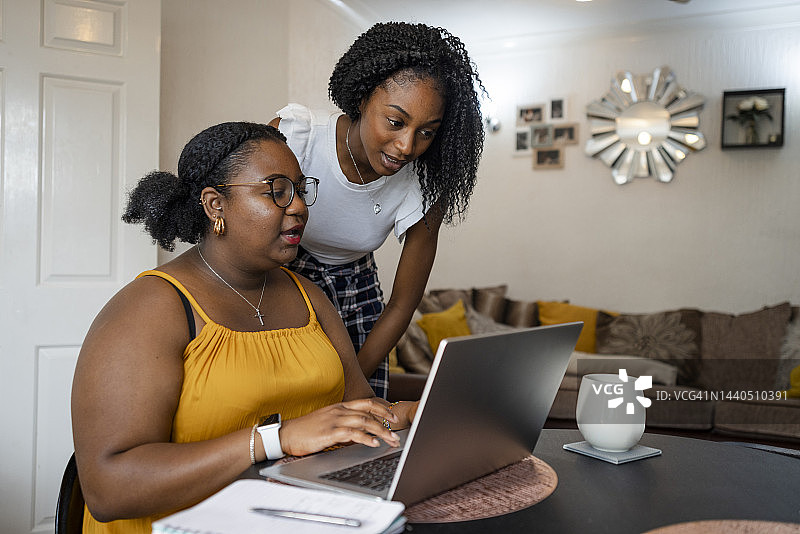 帮助姐妹图片素材