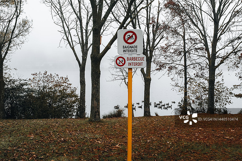 克雷泰伊湖的禁止游泳和烧烤标志图片素材