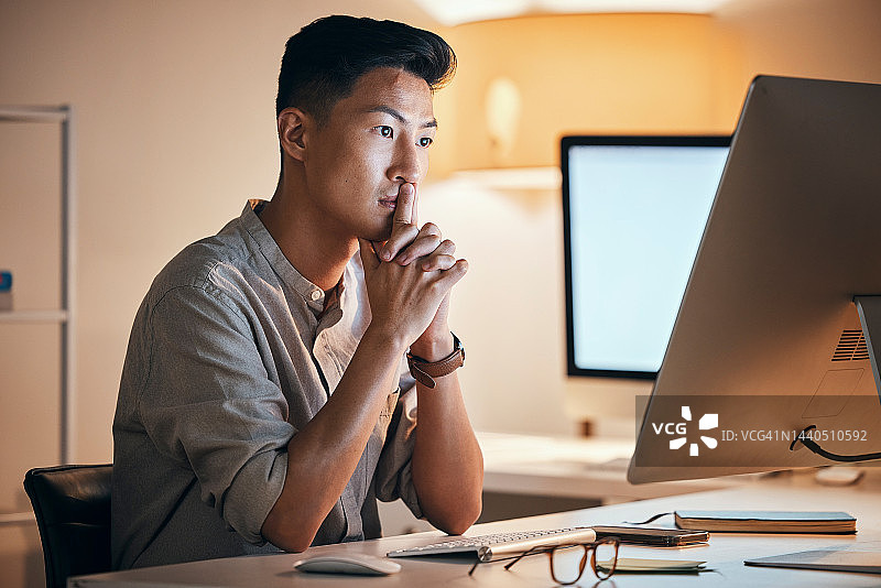 亚洲男人在办公室晚上使用电脑焦虑地进行商业计划图片素材