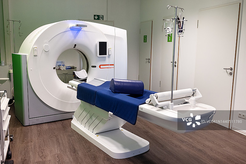 配有CAT扫描仪的医院病房图片素材