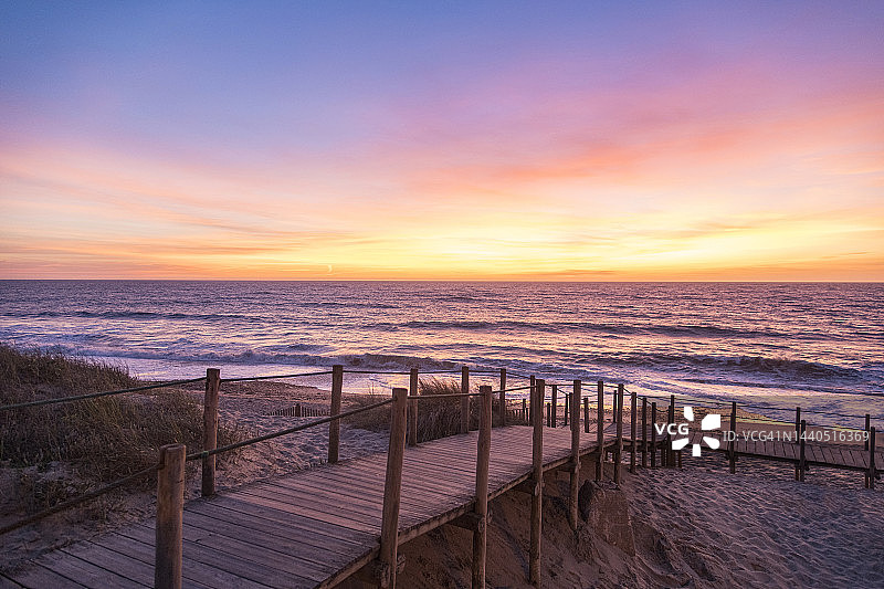 海边沙丘上的木制小路图片素材