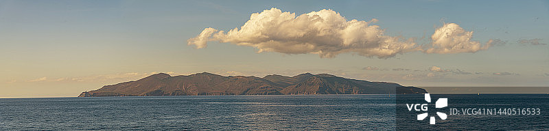 从渡轮眺望厄尔巴岛至科西嘉岛图片素材