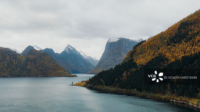 挪威Hjorundfjorden峡湾的秋色航拍景色图片素材