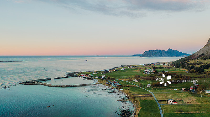 挪威日落时分海边乡村公路与山景的航拍景色图片素材