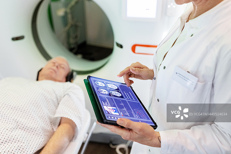 医生使用平板电脑应用程序进行CAT扫描图片素材