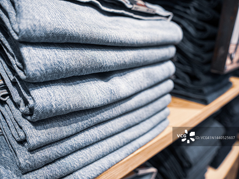 英国伦敦百货商店货架上牛仔裤特写图片素材