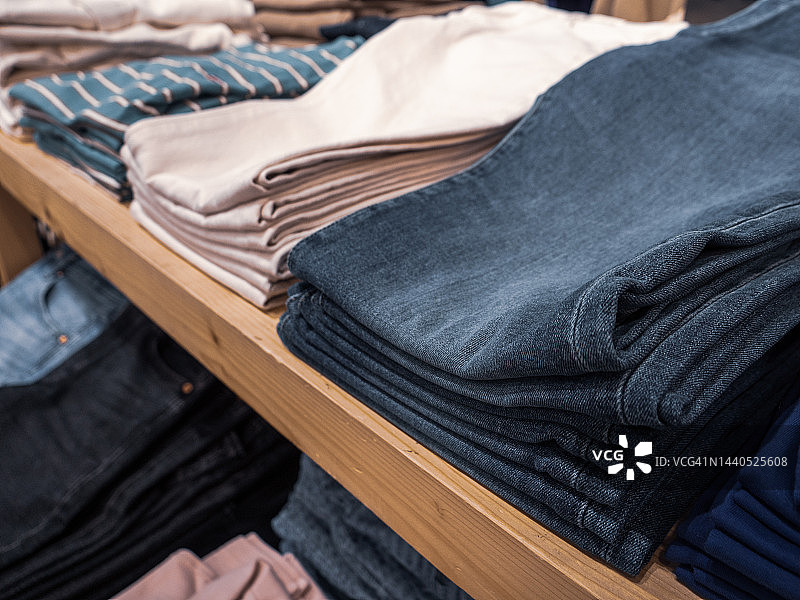 英国伦敦百货商店货架上牛仔裤特写图片素材