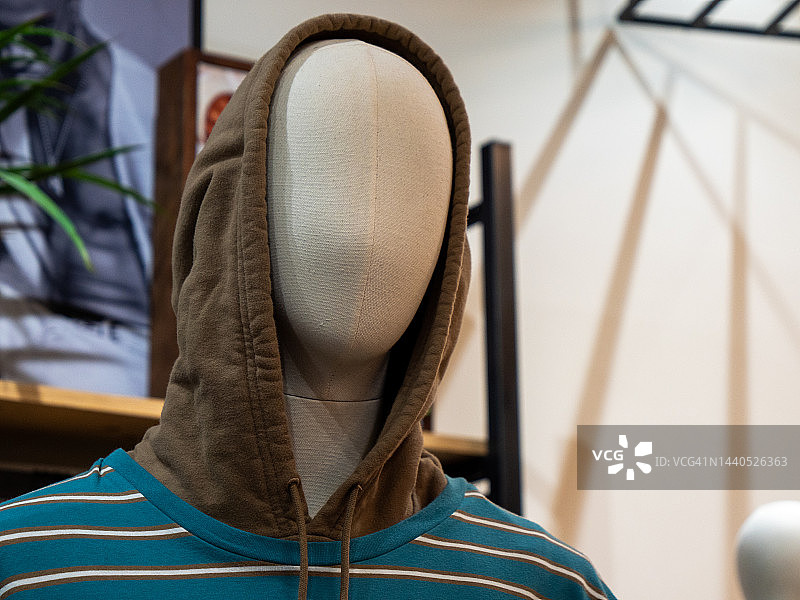 伦敦购物中心 department store 里戴着帽衫的普通人体模型头部特写图片素材