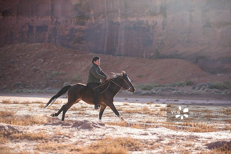 纳瓦霍男孩在亚利桑那州骑马飞奔图片素材
