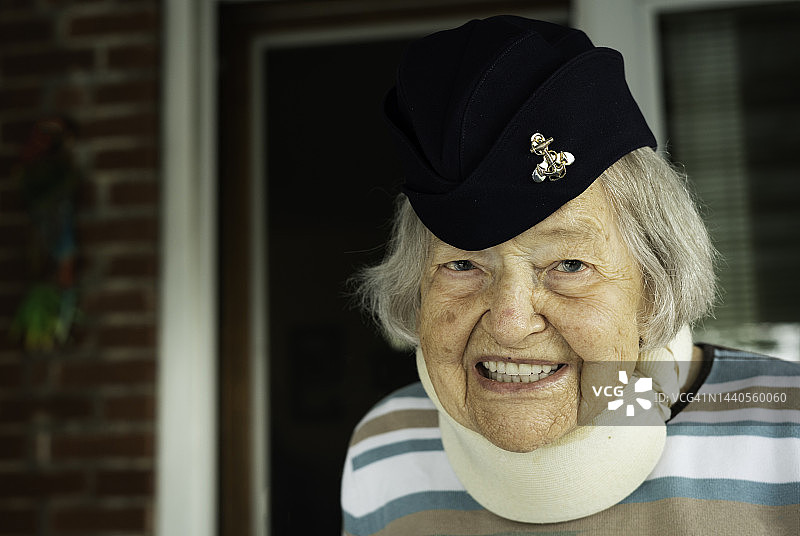 自豪的二战女退伍军人图片素材