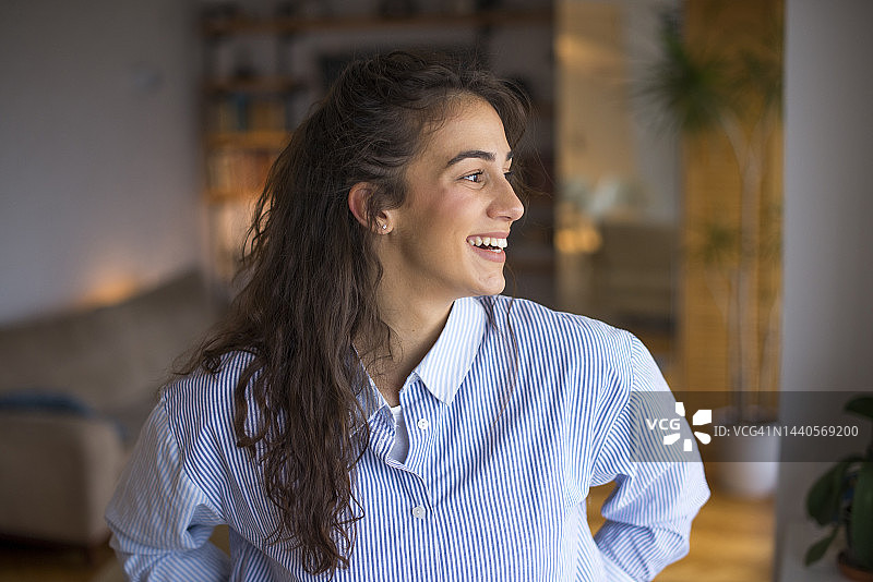 可爱的微笑漂亮女孩肖像照片图片素材