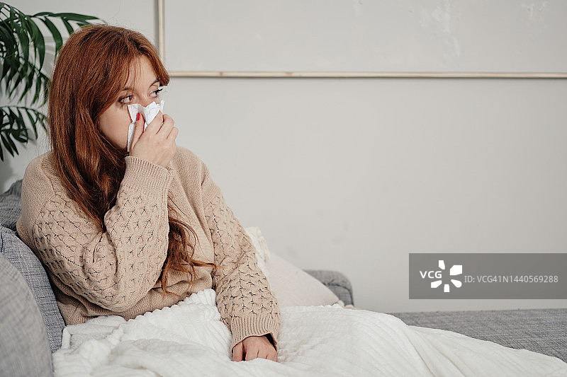 感冒、流感或过敏女性特写图片素材