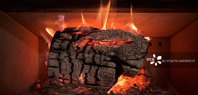 壁炉里燃烧的木头图片素材