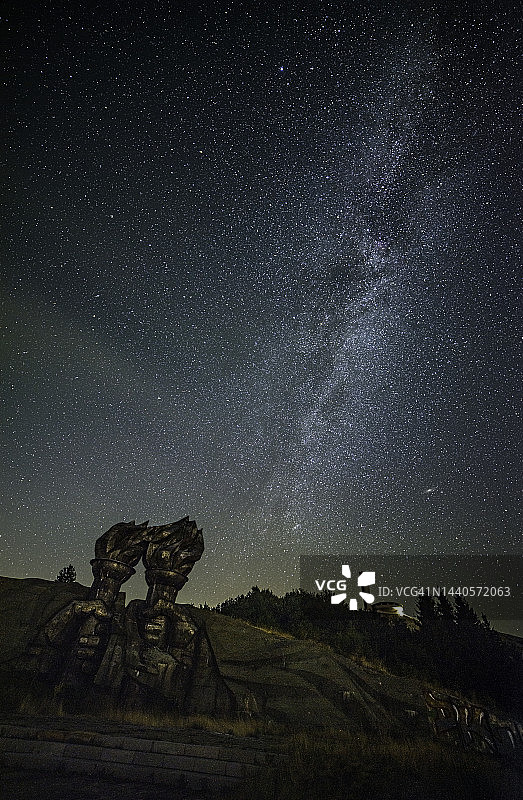 星空下的布兹卢贾和火炬纪念碑图片素材