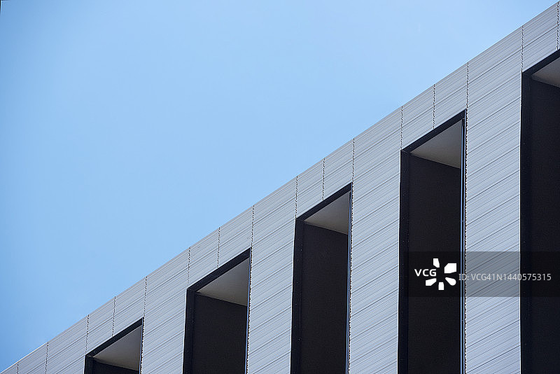 线条之美：立面与对角窗户的线条构成图片素材