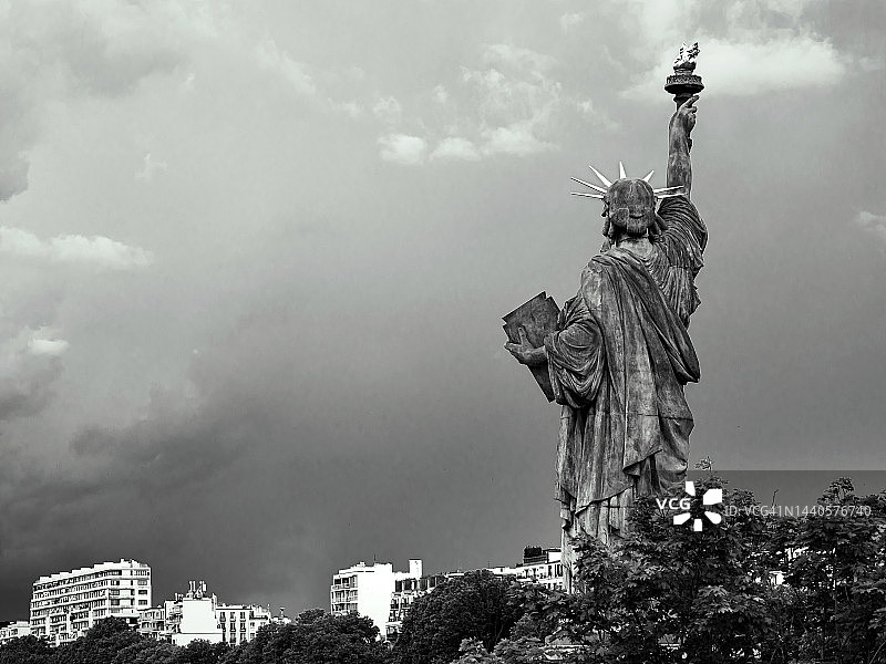 巴黎天鹅岛上的自由女神像图片素材