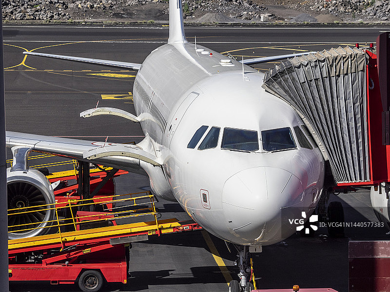 跑道上准备登机的商用飞机图片素材