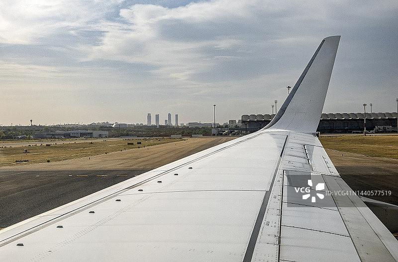 飞机在跑道上滑行，马德里机场航站楼景观图片素材