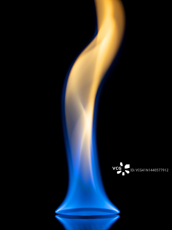 黑色背景上的火焰特写图片素材