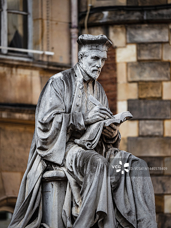 巴黎教堂内的古代雕塑艺术图片素材