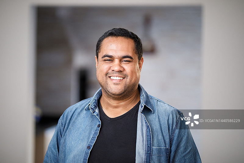 快乐的非洲裔巴西男人图片素材