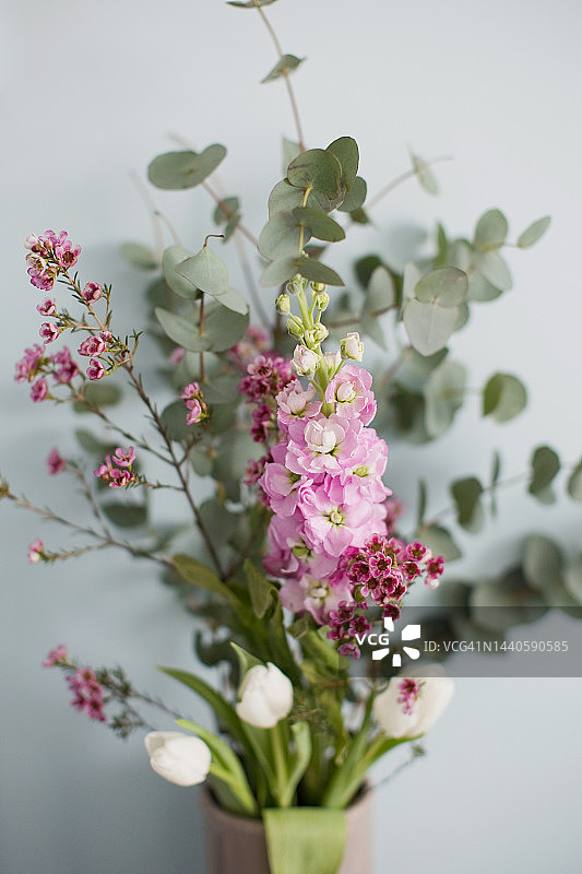 美丽花束：桉树叶与桂竹香图片素材