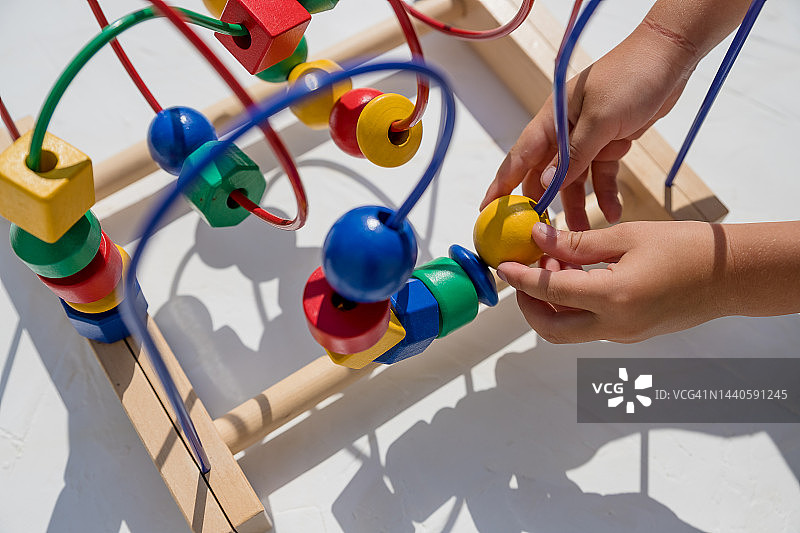 在婴儿房玩益智玩具的女婴图片素材