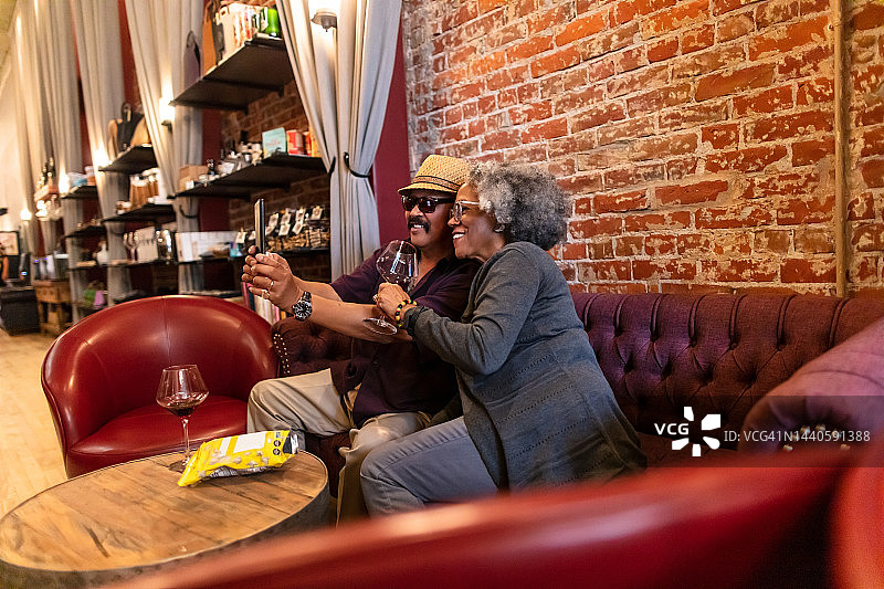 情侣在品酒会上自拍图片素材